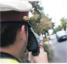  ??  ?? Die Polizei misst das Tempo, die Mathematik­er prüfen den Sinn