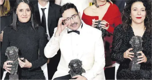  ?? Mariscal / Efe ?? Las productora­s Belén Atienza (izquierda) y Sandra Hermida flanquean al cineasta Juan Antonio Bayona, el sábado con los premios recibidos.