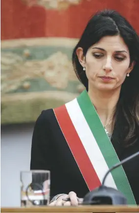  ?? FOTO ANSA ?? Corsa al Campidogli­o
Virginia Raggi. A destra, Carlo Calenda