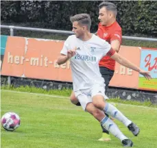  ?? FOTO: KLAUS EICHLER ?? Der FV Ravensburg II (vo. Darius Fitz) zeigte im Derby beim SV Oberzell (Sandro Maucher) die reifere Spielanlag­e und gewann verdient.