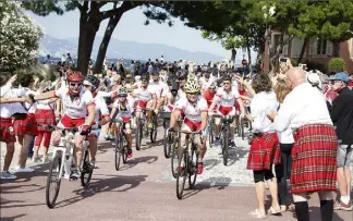  ??  ?? Une haie d’honneur pour accueillir les  cyclistes de la édition de la Sapaudia Monoïkos. (Photos Jean-François Ottonello et Axel Bastello/Palais Princier)