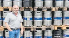  ?? FOTO: SIG ?? Martin Steinhause­r stellt in seiner Weinkeller­ei in Kressbronn aus Altbier der Brauerei Schumacher in Düsseldorf einen Bierbrand her.