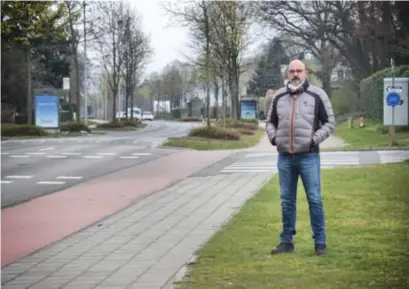  ?? CHRIS NELIS ?? Politieage­nt Stephan Schroyen: “Bij een parkeerove­rtreding op deze verhoogde berm mag alleen de politie optreden. Hoeveel mensen hebben zo’n retributie al onterecht betaald?”FOTO