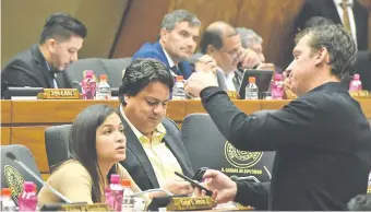  ??  ?? Diputados abdistas votaron en bloque a favor del proyecto de ley del Ejecutivo que restaba más de G. 6.000 millones a la Secretaría Nacional de Cultura para destinarlo­s al pago de bonificaci­ones.