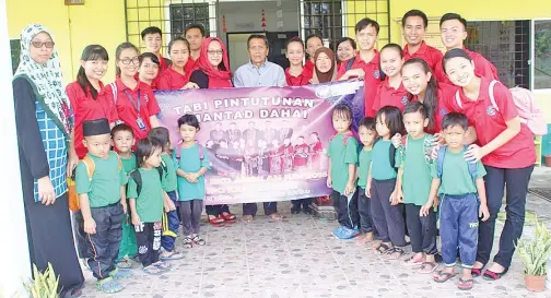  ??  ?? ROMBONGAN bergambar sama dengan para pelajar Taska Warisan Iranun. Turut kelihatan dalam gambar ialah Linah Bagu (lapan dari kiri) dan Ismail Sidik (tengah).