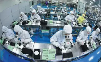  ?? GENG YUHE / FOR CHINA DAILY ?? Workers produce mobile phone cameras in Xinpu Industrial Park, Haizhou Economic Developmen­t Zone, Jiangsu province, on Tuesday. Jiangsu has introduced a series of policies cutting taxes and fees to help the park’s foreign companies cope with the impact of COVID-19.