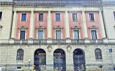  ??  ?? Sede storica La casa rossa, all’ingresso degli ex Riuniti, che saranno trasformat­i in sede dell’Accademia della Gdf