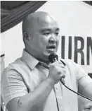  ??  ?? Compostela Valley Gov. Jayvee Tyron Uy during the E-Clip benefits awarding ceremony.