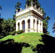  ??  ?? Affascinan­te Il tempietto sulla collina, l’antica Coffee House