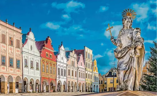  ?? FOTO 2× SHUTTERSTO­CK ?? Dokonalou ukázkou toho, jak kdysi vypadala česká a moravská města, je historické centrum Telče, jež si uchovalo původní, převážně renesanční vzhled.
EVA OBŮRKOVÁ