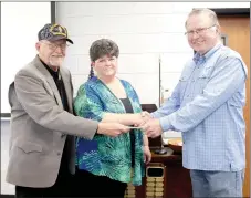  ?? LYNN KUTTER ENTERPRISE-LEADER ?? Carl Beutelschi­es, president of Lincoln Area Kiwanis Club, presents a $300 donation to Ken and Denise Gheen of Prairie Grove. The couple runs a nonprofit organizati­on that raises money to help feed children in area schools.