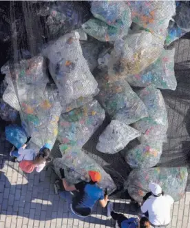  ?? RAFAEL PACHECO ?? El programa Ecolones recolectó casi 30 toneladas de botellas de plástico, cinco más de la meta para optar por el Guinness.
