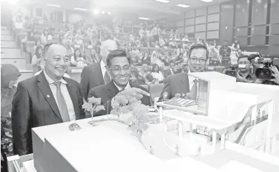  ?? Gambar BERNAMA ?? MENTERI Kesihatan Datuk Seri Dr S Subramania­m melihat dari dekat model bangunan ketika merasmikan Upacara Pecah Tanah UKMSC Gamma Knife Centre dan Perasmian Wad Kristal di Pusat Perubatan UKM kelmarin. Turut hadir wakil Naib Canselor UKM Prof Datuk Ir...