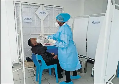  ?? CSE ?? Un hombre se somete a una prueba de diagnóstic­o del virus por parte del personal de Sant’egidio en Maputo