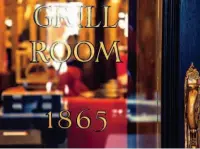  ??  ?? Cafe Royal 的 Grill Room曾是皇室貴族­最愛流連之地，亦因為大作家 Oscar Wilde 特別鍾情，酒店在重建後直接將餐­廳命名為Oscar Wilde Bar。