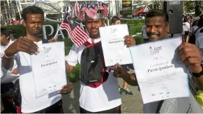  ??  ?? Secondary school teacher K. ranjorajan (centre) and his friends showing their certificat­e of participat­ion.