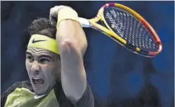  ?? Marco Bertorello / AFP ?? Nadal colpeja de drive en el seu partit contra Fritz, ahir.