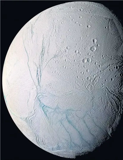  ??  ?? Die Eiskruste des Saturmonds Enceladus ist an seinem Südpol instabil. An diesen Stellen tritt Wasser aus dem Inneren des Mondes hervor. Die seltsamen Strukturen stellten lange Zeit ein Rätsel dar.