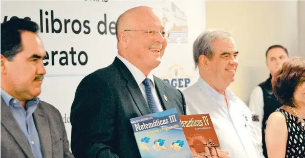  ??  ?? El rector Juan Eulogio Guerra Liera, acompañado del secretario general, Jesús Madueña Molina, y del director general de Escuelas Preparator­ias, Armando Flórez Arco.