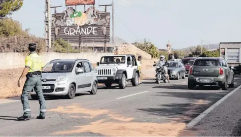  ?? Foto: Manu Mielniezuk, Diario de Mallorca ?? Das Restaurant Rancho Grande ist auf Mallorca bekannt. Auch die Familie aus Bayern war dorthin unterwegs. Als der zweifache Vater auf den Parkplatz abbiegen wollte, übersah er einen Lieferwage­n. Die Polizei untersucht­e am Montag den Unfallort.