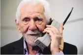  ?? JOAN MATEU PARRA/ASSOCIATED PRESS ?? Marty Cooper, inventor of the commercial mobile phone, poses with a Motorola DynaTac 8000x during an interview at the Mobile World Congress in Spain.