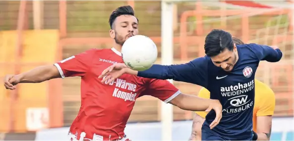  ?? FOTOS: JÖRG SCHIMMEL ?? FSV-Akteur Anil Yildirim (rechts) im Zweikampf mit Tarik Kurt, der vier Treffer für RW Oberhausen erzielte.