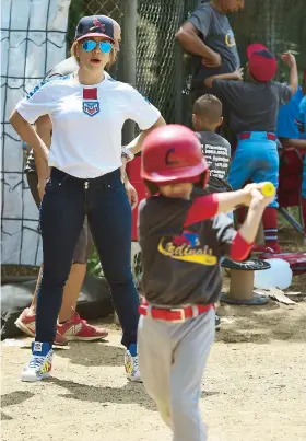  ??  ?? Glerysbet apoya e inspira a su hijo Landy Yadiel Rivera Pagán en la práctica de varios deportes.
