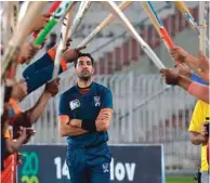  ?? (AFP) ?? Teammates and opponents give a guard of honour to Pakistan’s Umar Gul (also left) during the National T20 Cup in Rawalpindi.