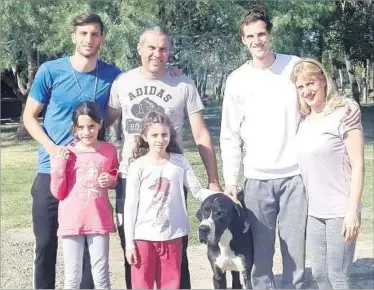  ??  ?? Juntos. Rodrigo Bentancur junto a su padre, su madrastra y sus tres hermanos.