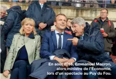  ??  ?? En août 2016, Emmanuel Macron,
alors ministre de l’Économie, lors d’un spectacle au Puy du Fou.