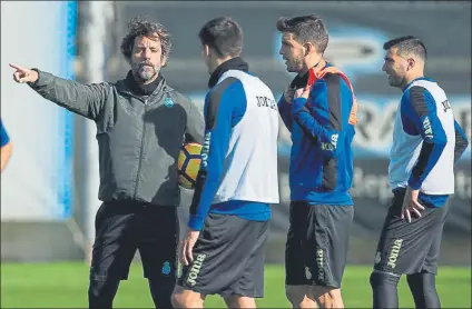  ?? FOTO: PERE PUNTÍ ?? Hoy, entrenamie­nto a las 9.00 horas El técnico adelantó el horario habitual de la sesión y dará descanso a los jugadores hasta el martes, aprovechan­do el parón liguero. A la vuelta, empezarán a preparar el encuentro contra el Alavés. No podrá contar,...