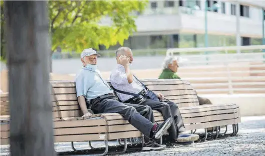  ?? MEDITERRÁN­EO ?? Dos jubilados charlan en el banco de un parque. La brecha entre pensionist­as autónomos y asalariado­s se agranda cada año en Castellón.