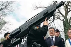  ?? FOTO: EMMANUEL DUNAND/AFP/DPA ?? Der französisc­he Innenminis­ter Gérald Darmanin (Mitte) nimmt an einer Vorführung einer Anti-Drohnen-Waffe teil.
