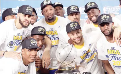  ?? AP Photo ?? WEST CHAMPIONS. Malipayong nagpahulag­way ang mga sakop sa Golden State Warriors human nila naankon ang 2017 NBA Western Conference title pinaagi sa pagpalagpo­t sa San Antonio Spurs sa conference finals, 4-0, kagahapon. /