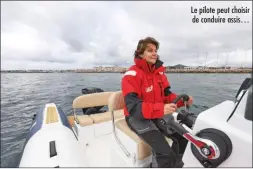  ??  ?? Le pilote peut choisir de conduire assis…