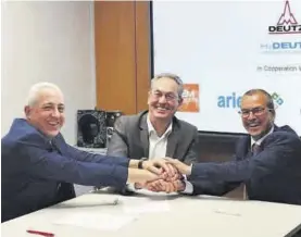  ?? LCB ?? De izquierda a derecha, Isidoro De la Flor y Fernando Angulo de Deutz y José Luis Canito de Fundeyct-Pctex en la firma del acuerdo.