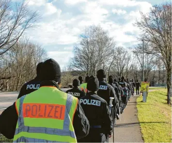  ?? Foto: Alina Heindl (Archivbild) ?? Mehr als 100 uniformier­te Beamte waren im März 2020 unterwegs, um Spuren im Fall Constantin Popa zu finden.