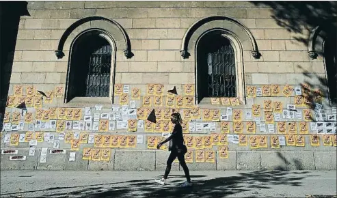  ?? MANU FERNANDEZ / AP ?? Una imagen de la fachada de la Universita­t de Barcelona, cubierta de carteles contra las actuacione­s judiciales