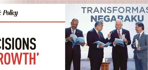  ?? PIC BY AIZUDDIN SAAD ?? Prime Minister Datuk Seri Najib Razak, Deputy Prime Minister Datuk Seri Dr Ahmad Zahid Hamidi, Chief Secretary to the Government Tan Sri Dr Ali Hamsa (left) and Performanc­e Management and Delivery Unit chief executive officer Datuk Seri Idris Jala with...