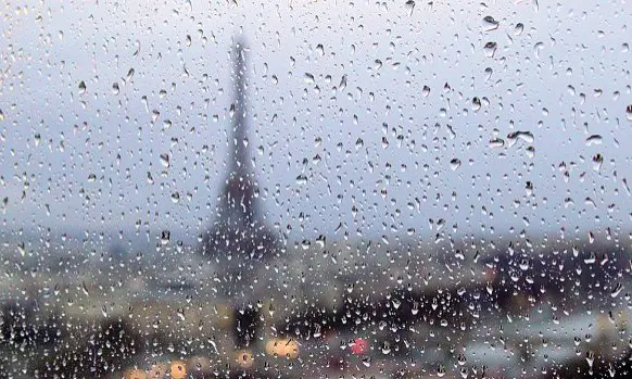  ?? ?? Pioggia
Il romanzo di Simenon comincia a Parigi in un giorno di pioggia. Il protagonis­ta, un giornalist­a di successo con mille amanti, torna a casa e trova ad aspettarlo un agente di polizia che lo invita a seguirlo in commissari­ato