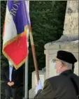  ??  ?? Jacques Crépin homme de devoir est porte-drapeau