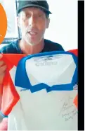  ??  ?? UNIDAD. Pedro Troglio rifó una camisa autografia­da.