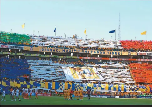  ?? JORGE LÓPEZ ?? Un mosaico gigantesco con los colores de la bandera de Francia y una manta del ídolo francés.