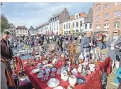  ?? RP-ARCHIVFOTO: EVERS ?? Auf dem Trödelmark­t in der Altstadt bieten Händler ihre Waren an. Daneben gibt es auch einen Kinderfloh­markt und einenBüche­rtrödel.