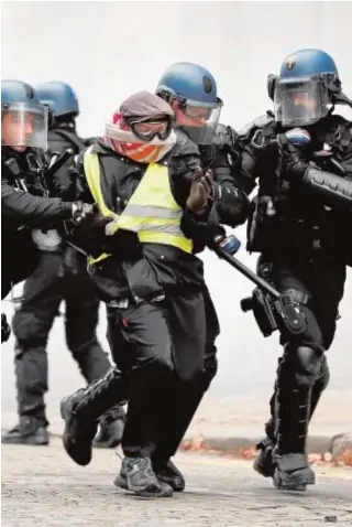  ?? REUTERS ?? Varios policías detienen a un manifestan­te ayer en París