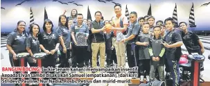  ??  ?? BANGUN BOLING: Jackie (enam kanan) menyampaik­an insentif kepada Elvan sambil disaksikan Samuel (empat kanan), (dari kiri) Stridevi, Pauline, Nur Nadia, Rosbi, Petrus dan murid-murid.