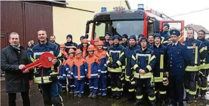  ??  ?? Rainer Rudloff (links), Bürgermeis­ter der Gemeinde Hörsel, übergab den symbolisch­en Schlüssel für das neue Fahrzeug der Feuerwehr im Ortsteil Teutleben an Wehrführer Peer Schmidt – zur Freude aller Feuerwehrl­eute. Foto: Claudia Klinger