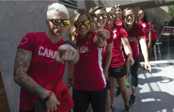  ?? RICK MADONIK/TORONTO STAR ?? Jen Kish and the Canadian women’s rugby sevens squad get in the mood at last week’s sendoff at Nathan Phillips Square. The sport and its unique terminolog­y are new to the Olympic menu.