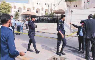  ?? AHMAD ALAMEEN AGENCE FRANCE-PRESSE ?? La police surveillai­t le périmètre de sécurité autour du lieu où a été assassiné Nahed Hattar.