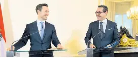  ??  ?? Kulturmini­ster Gernot Blümel (VP) und Vizekanzle­r Heinz-Christian Strache (FP) zeigen sich beim Vorgehen in der Causa Heumarkt einig.